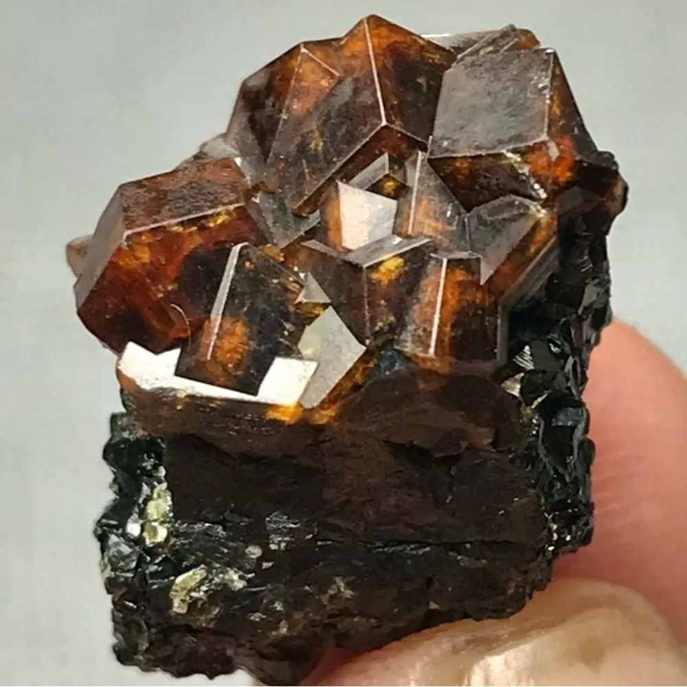 17 Carats Beautiful Garnet Crystals Specimens from Pakistan - Picture 7 of 11